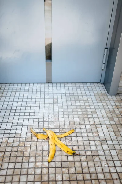 Bananenschale Auf Dem Fußboden Vorsicht Rutschiger Boden Risiko Versagen Gefahrenkonzept — Stockfoto