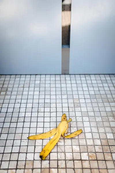 Banánová Slupka Podlaze Kluzká Podlaha Riziko Selhání Koncepce Nebezpečí — Stock fotografie