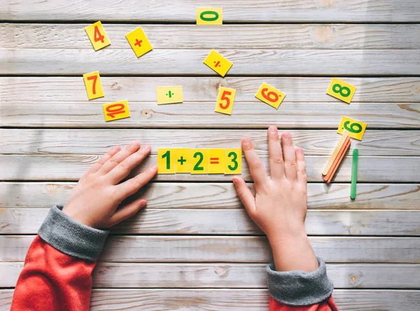 Eerstejaars Leren Tellen Het Kind Kiest Een Wiskundig Voorbeeld Basiskennis — Stockfoto