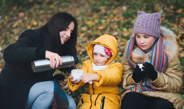 Autumn Walk Mom Pours Warm Tea Her Thermos Her Daughters — Foto de Stock