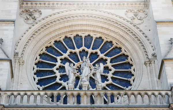 パリのノートルダム大聖堂のステンドグラス窓 — ストック写真