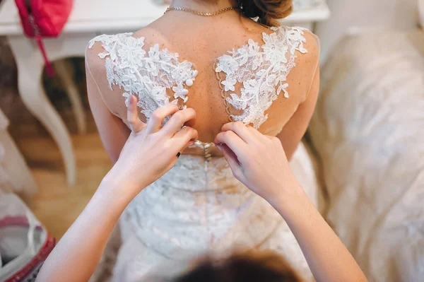 Noiva Está Preparar Para Casamento Dama Honra Ajuda Fechar Vestido Imagens Royalty-Free