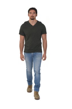 Öndeki adam beyaz arka planda yürüyor