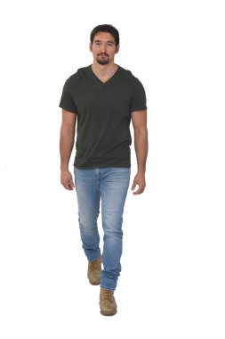 Öndeki adam beyaz arka planda yürüyor