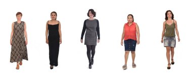 Beyaz arka planda etek ve elbiseyle yürüyen bir grup kadının ön görüntüsü