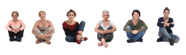 Группа Женщин Сидящих Полу Белом Фоне — стоковое фото