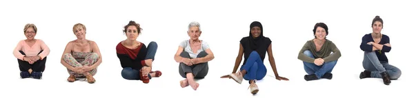 Група Жінки Сидить Підлозі Білому Тлі — стокове фото