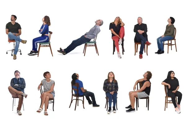 Sandalyeye Oturup Beyaz Arka Plana Bakan Bir Grup Insan — Stok fotoğraf