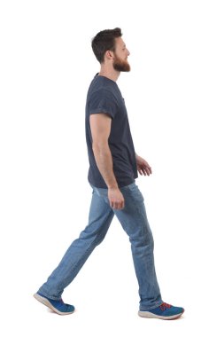 Beyaz arka planda yürüyen bir adamın yan görünüşü