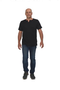 Beyaz arka planda yürüyen kel bir adamın tam portresinin ön görüntüsü