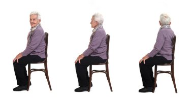 Aynı yaşlı kadın sandalyede oturuyor.