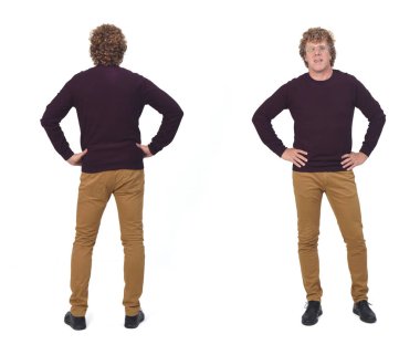 Aynı adamın arka ve ön görüntüsü. Elleri belinde, beyaz arka planda.