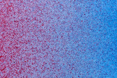 beyaz kağıt üzerinde kırmızı ve mavi sprey boya makro fotoğraf