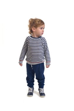 Beyaz arka planda duran ve başka yöne bakan bir erkek bebeğin ön görüntüsü