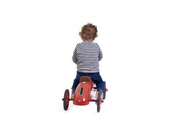 Beyaz arka planda araba oyuncağıyla oynayan bir çocuğun arka plan görüntüsü