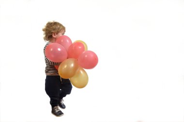 Beyaz arka planda hava balonuyla oynayan bir bebeğin yan görüntüsü