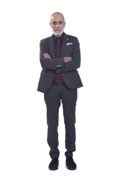 Takım elbiseli bir adamın beyaz arka planda kameraya ve kollara baktığı ön manzara.