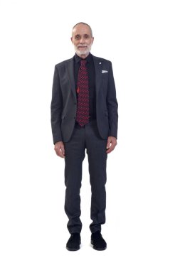 Takım elbiseli ve beyaz arka planda kameraya bakan bir adamın ön görüntüsü.