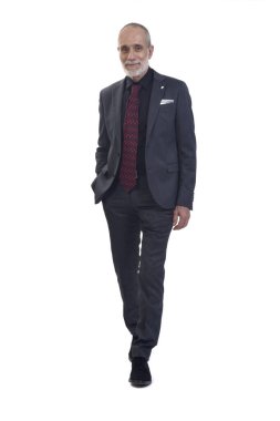 Takım elbiseli ve kravatlı bir adamın beyaz arka plandaki kamera ve ellere baktığı ön manzara.