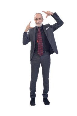 Elleriyle çerçeve yapan bir adamın ön görüntüsü.