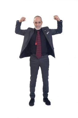 Beyaz arka planda güç gösteren bir adamın ön görüntüsü