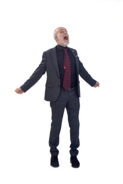 Ağzı açık bağıran ve beyaz arka planda kollarını kaldıran bir adam.