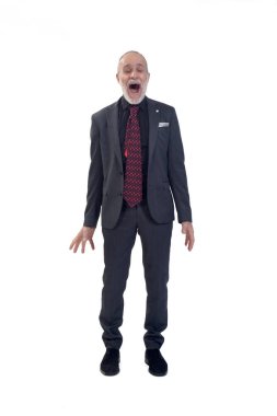 Çığlık atan, ağzı açık ve gözleri beyaz arka planda kapalı bir adam.