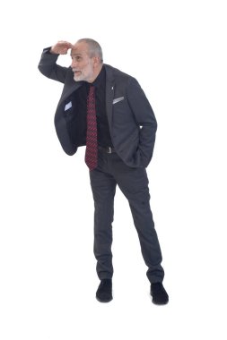 Beyaz arka planda eli alnında duran bir adamın yan görünüşü