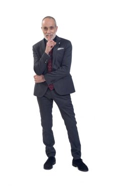 Parmağının işareti ile sessizlik gösteren bir adam beyaz sırtında ağzını kapatır.