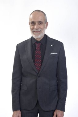 Beyaz arka planda takım elbiseli ve kravatlı bir adamın portresi.