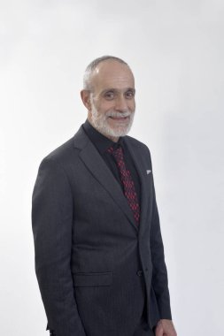 Beyaz arka planda takım elbiseli ve kravatlı bir adamın portresi.