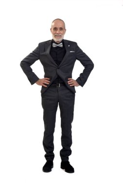 Takım elbiseli ve papyonlu bir adamın önünde kameraya ve beyaz arka planda iki ele baktığını gördüm.