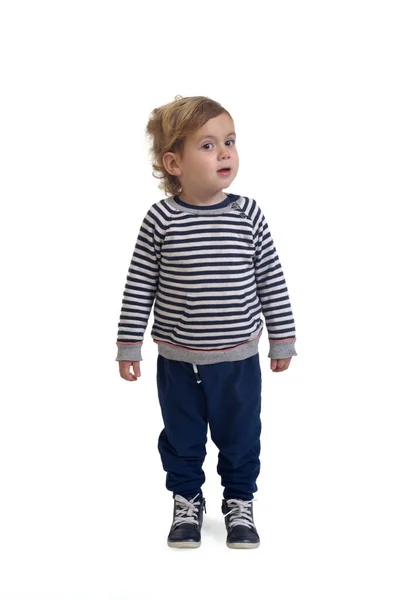 Przednia Viw Małego Chłopca Stojącego Patrzącego Kamerę Białym Tle — Zdjęcie stockowe
