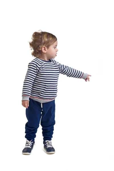 Stojící Chlapec Dívá Ukazuje Prstem Stranu Bílém Pozadí — Stock fotografie