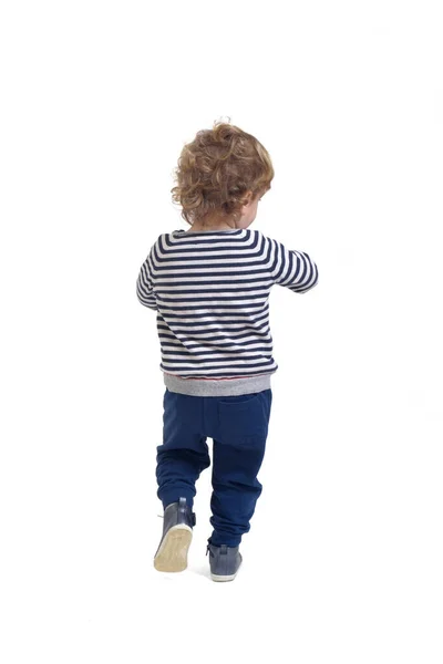 Zpět Pohled Chlapečka Kráčejícího Bílém Pozadí — Stock fotografie