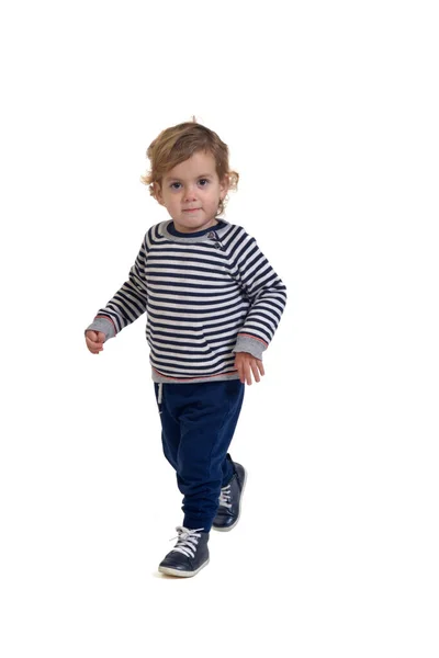 白い背景を歩く少年の正面図 — ストック写真