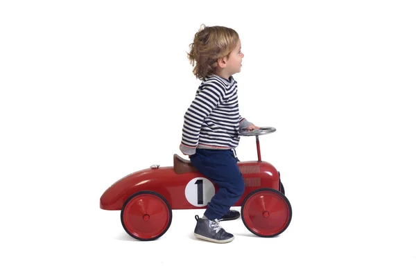 Beyaz Arka Planda Araba Oyuncağıyla Oynayan Bir Çocuğun Yan Görüntüsü — Stok fotoğraf