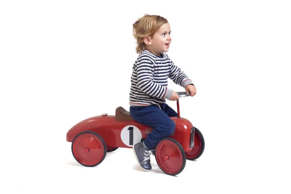 Zijaanzicht Van Een Baby Jongen Spelen Met Auto Speelgoed Zoek — Stockfoto