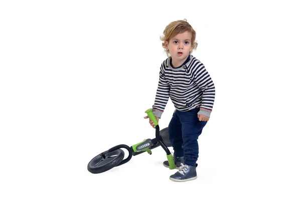 Bebê Levantar Bicicleta Chão Fundo Branco — Fotografia de Stock