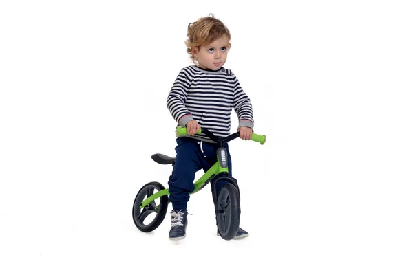 Μωρό Που Οδηγεί Ένα Ποδήλατο Στέκεται Λευκό Φόντο — Φωτογραφία Αρχείου