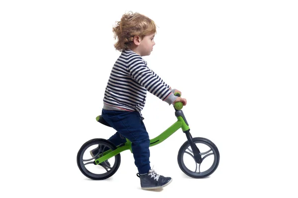 Πλαϊνή Άποψη Ενός Μωρού Αγόρι Ποδηλασία Ένα Ποδήλατο Λευκό Φόντο — Φωτογραφία Αρχείου