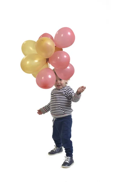 在白色背景下与气球玩耍的婴儿的前视图 — 图库照片
