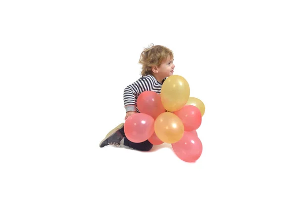 Vista Lateral Menino Brincando Com Balão Chão Fundo Branco — Fotografia de Stock