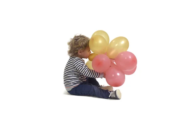 Widok Boku Chłopiec Zabawy Balonem Ziemi Białym Tle — Zdjęcie stockowe