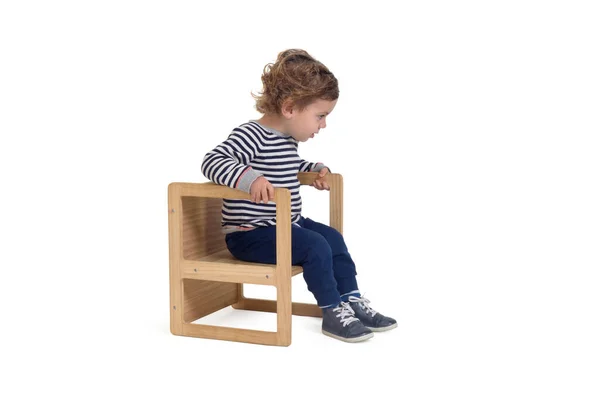 Seitenansicht Eines Kleinen Jungen Der Auf Einem Stuhl Sitzt Und — Stockfoto