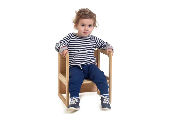 Přední Pohled Chlapečka Sedícího Židli Dívajícího Kameru Bílém Pozadí — Stock fotografie