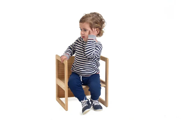 Mały Chłopiec Siedzi Krześle Ręką Twarzy Myśleniu — Zdjęcie stockowe