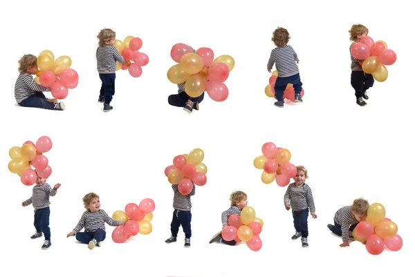 Ten Sam Chłopiec Bawi Się Balonem Powietrznym Stojąc Siedząc Białym — Zdjęcie stockowe