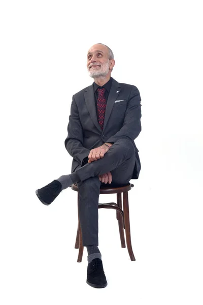 Přední Pohled Muže Sedícího Židli Oblekem Kravatou Zkříženýma Nohama Dívajícího — Stock fotografie