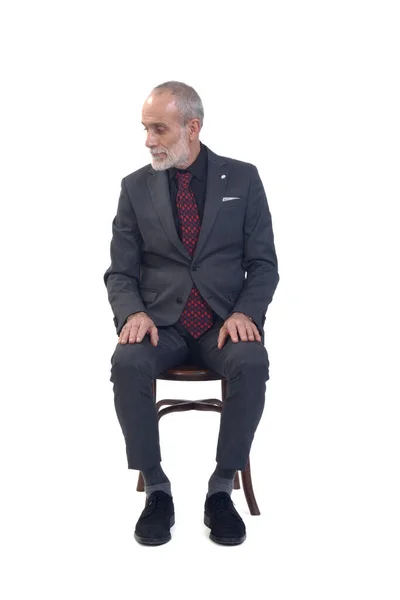 Vista Frontal Hombre Sentado Silla Con Traje Corbata Mirando Hacia —  Fotos de Stock